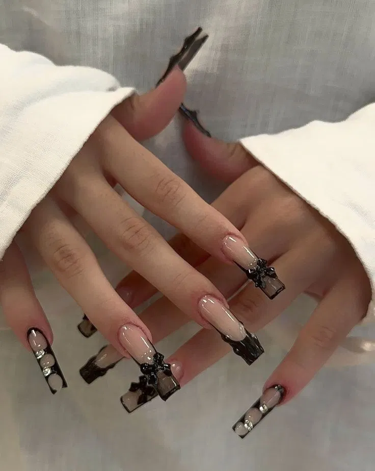Mẫu nail màu đen french đầu móng