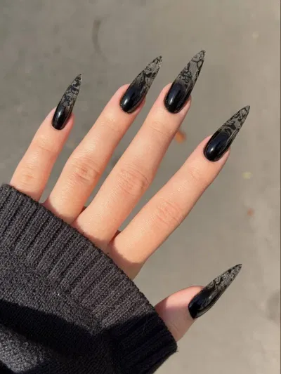 Nail đen họa tiết gấm nổi