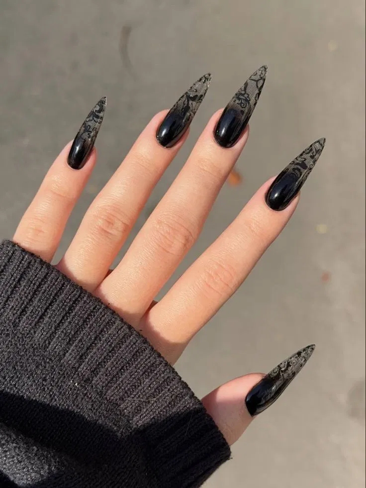 Nail đen họa tiết gấm nổi