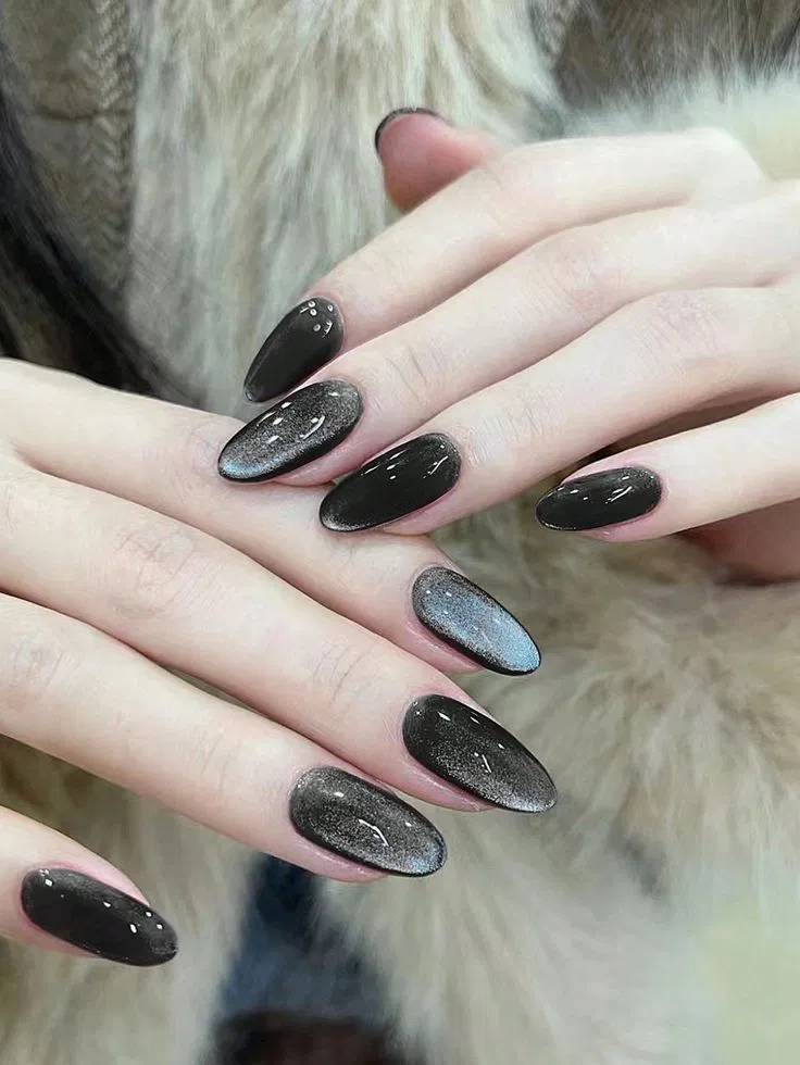 Đen làm nổi mắt mèo nhiều hơn