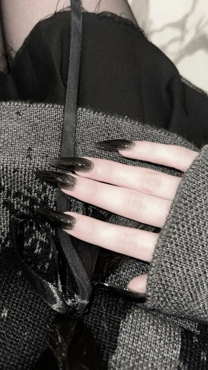 Nail tone đen thạch