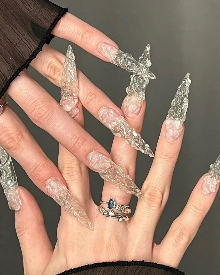Mẫu nail trong nhưng tạo hiệu ứng độc đáo (Nguồn: Internet)