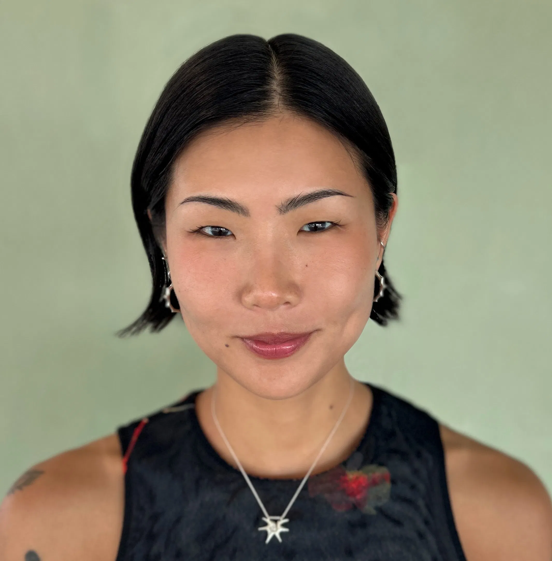 May Hong là nữ diễn viên kiêm người mẫu gốc Hàn-Mỹ, sinh ra tại New York. Cô được biết đến với vẻ đẹp cá tính và khả năng hóa thân linh hoạt trong nhiều thể loại phim độc lập. Trước “Perfect Girl”, May từng xuất hiện trong series High Maintenance (HBO) và New Amsterdam (NBC) (Ảnh: Internet)