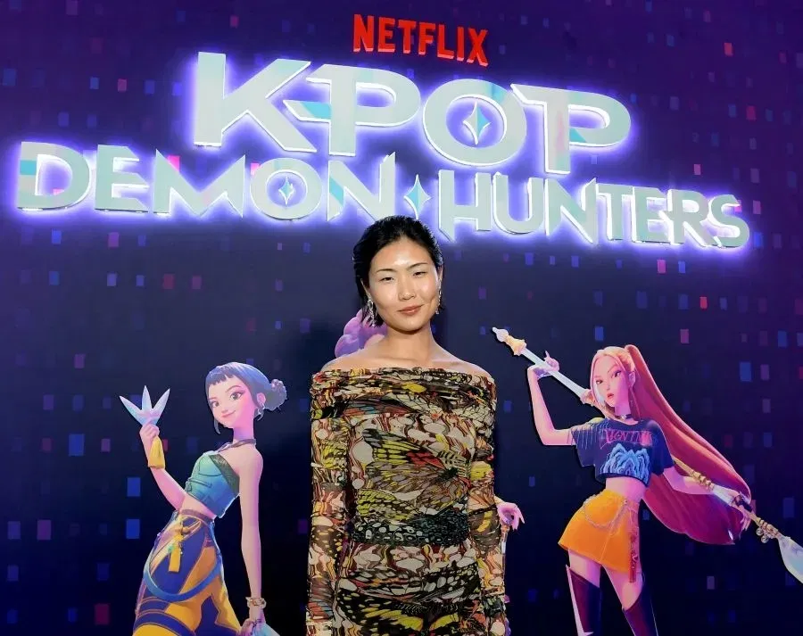 Trong “K-Pop Demon Hunters”, May Hong đảm nhận vai Mira – một thành viên nhóm nhạc nữ bí mật chiến đấu chống lại thế lực siêu nhiên đe dọa thế giới K-pop. Bộ phim đạt kỷ lục lượt xem trên Netflix chỉ sau vài ngày phát hành và được khen ngợi vì cách kết hợp giữa âm nhạc, hành động và yếu tố văn hóa Hàn (Ảnh: Internet)