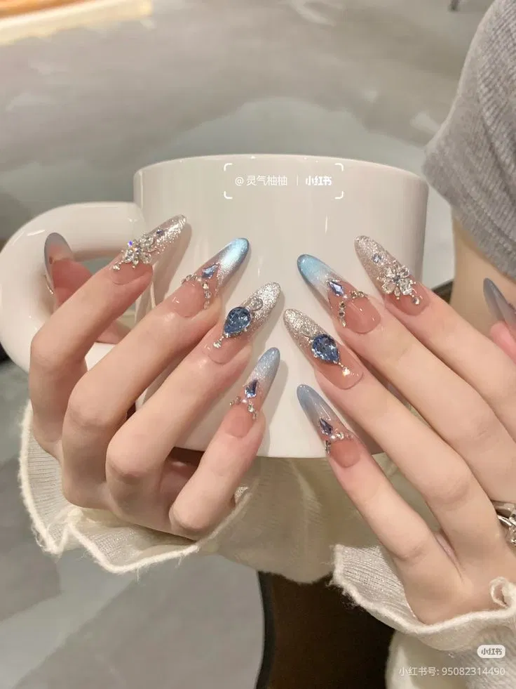French với móng dài tròn