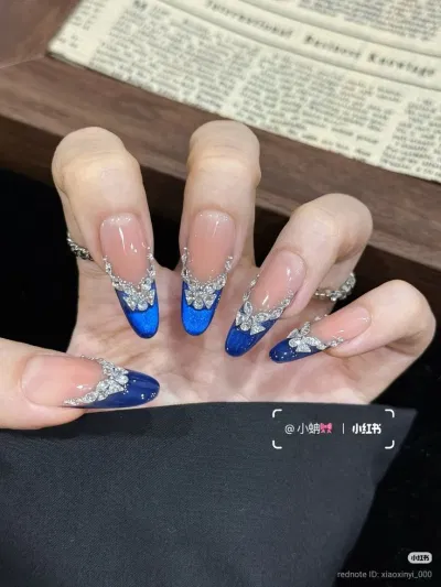 Mẫu nail màu xanh với french mắt mèo Mẫu nail màu xanh với french mắt mèo