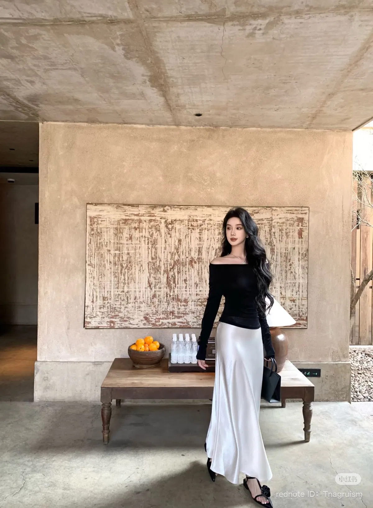 Váy lụa trắng cùng áo trễ vai xinh xắn Váy lụa trắng cùng áo trễ vai xinh xắn