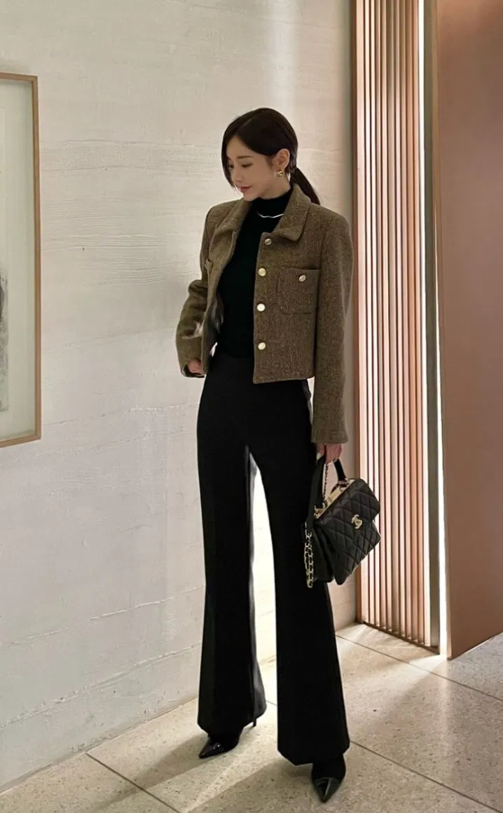 Áo khoác ngắn cùng quần suông và giày cao gót