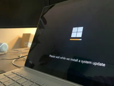 Màn hình cập nhật Windows giả mạo gần như hoàn hảo, dễ khiến người dùng sơ ý tin tưởng và thực hiện các lệnh nguy hiểm (Ảnh: Internet) Màn hình cập nhật Windows giả mạo gần như hoàn hảo, dễ khiến người dùng sơ ý tin tưởng và thực hiện các lệnh nguy hiểm (Ảnh: Internet)