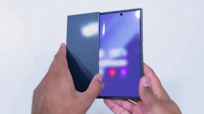Galaxy Z TriFold gập một phần (Ảnh: Internet) Galaxy Z TriFold gập một phần (Ảnh: Internet)