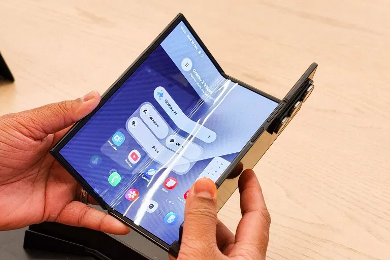 Điện thoại gập 3 màn hình Galaxy Z TriFold (Ảnh: Internet)