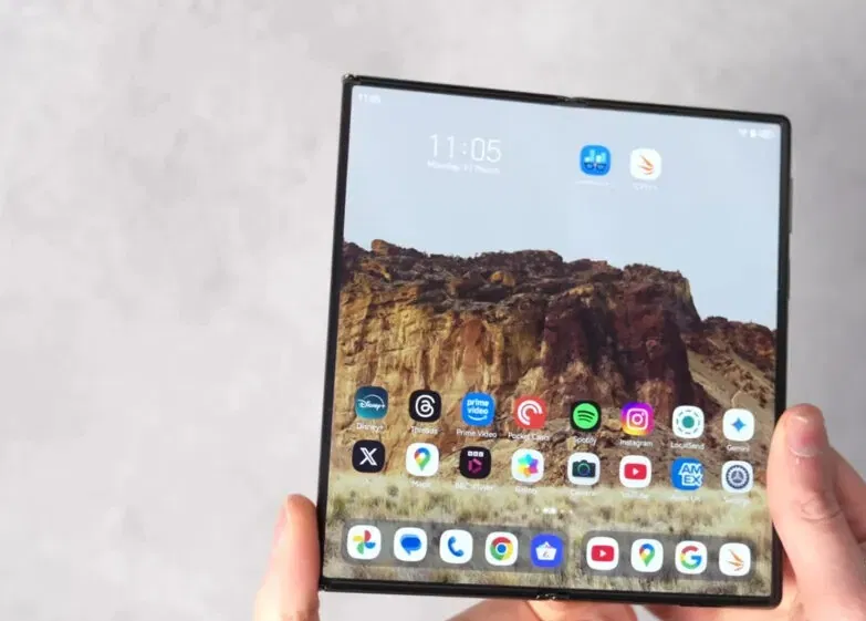 Điện thoại HUAWEI Mate XT gập một phần (Ảnh: Internet) Điện thoại HUAWEI Mate XT gập một phần (Ảnh: Internet)