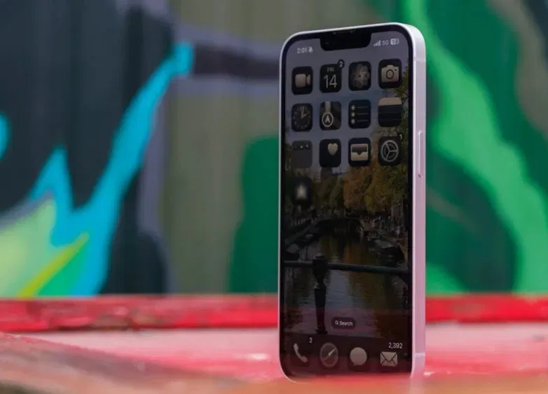 Màn hình chính và các nút của iPhone 16e (Ảnh: Internet)