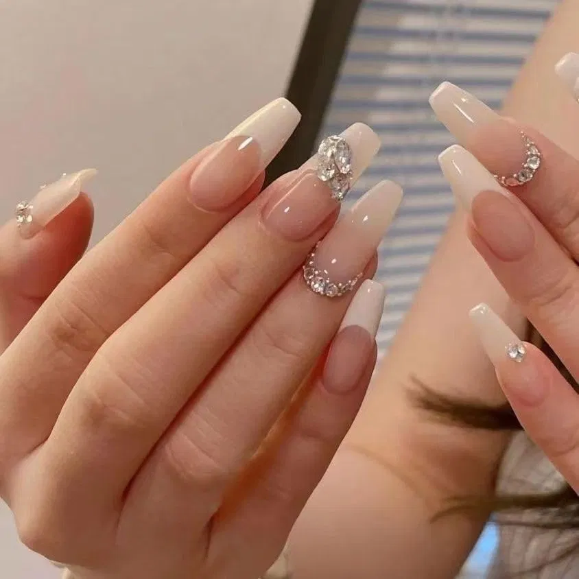 Sơn bóng trong suốt kèm một chi tiết nhấn