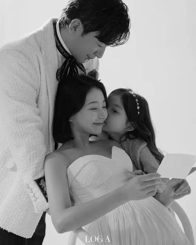 Bộ ảnh cho thấy gia đình nhỏ của Lee Min Woo ngày càng gắn kết, với sự xuất hiện của con gái 6 tuổi của Lee Ami, đánh dấu cột mốc quan trọng trước thềm đám cưới diễn ra vào tháng 3/2026 (Ảnh: Internet)