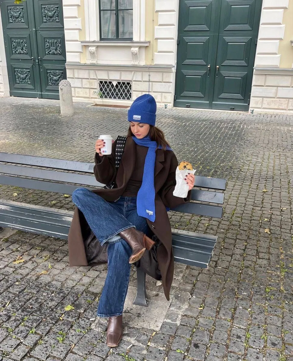 Phối đồ với áo khoác dài nữ và boots da