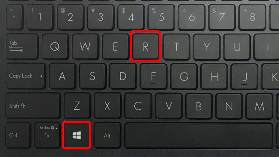 Chỉ một màn hình cập nhật giả và lời nhắc bấm Windows + R, kẻ tấn công đã khiến người dùng tự tay kích hoạt mã độc mà không hề hay biết (Ảnh: Internet) Chỉ một màn hình cập nhật giả và lời nhắc bấm Windows + R, kẻ tấn công đã khiến người dùng tự tay kích hoạt mã độc mà không hề hay biết (Ảnh: Internet)