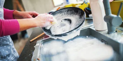 Thường xuyên tiếp xúc với nước hoặc hóa chất Thường xuyên tiếp xúc với nước hoặc hóa chất