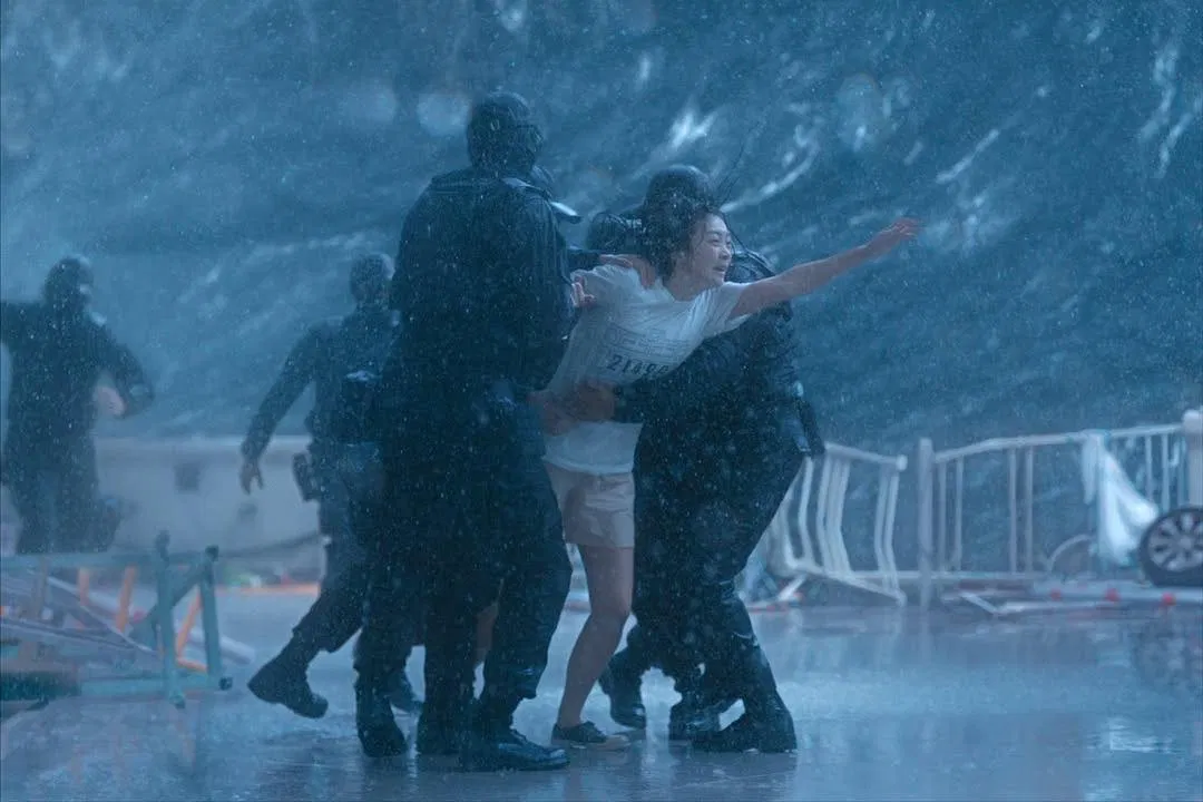 Kim Da-mi h&oacute;a th&acirc;n th&agrave;nh người mẹ bảo vệ đứa con trong mọi ho&agrave;n cảnh (Ảnh: Internet)