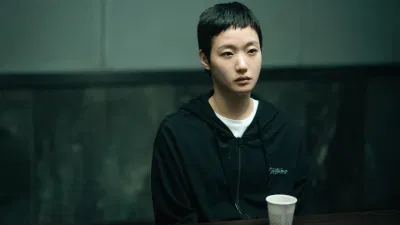 Màn xuất hiện với mái tóc ngắn táo bạo của Kim Go Eun tại họp báo gây ấn tượng mạnh, được đánh giá làm nổi bật hình tượng nhân vật (Ảnh: Internet)