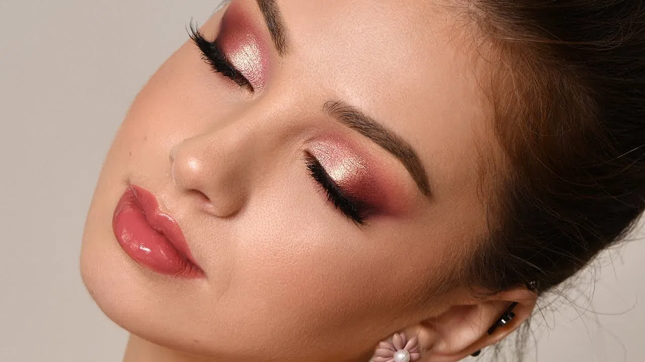 Phấn mắt vàng hồng là sự kết hợp hoàn hảo giữa nét nữ tính và ánh nhũ tinh tế, làm sáng mắt, tạo chiều sâu nhẹ nhàng mà không quá phô trương