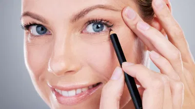 Kẻ mắt lem nhẹ lại giúp che giấu khuyết điểm và tạo hiệu ứng tự nhiên hơn