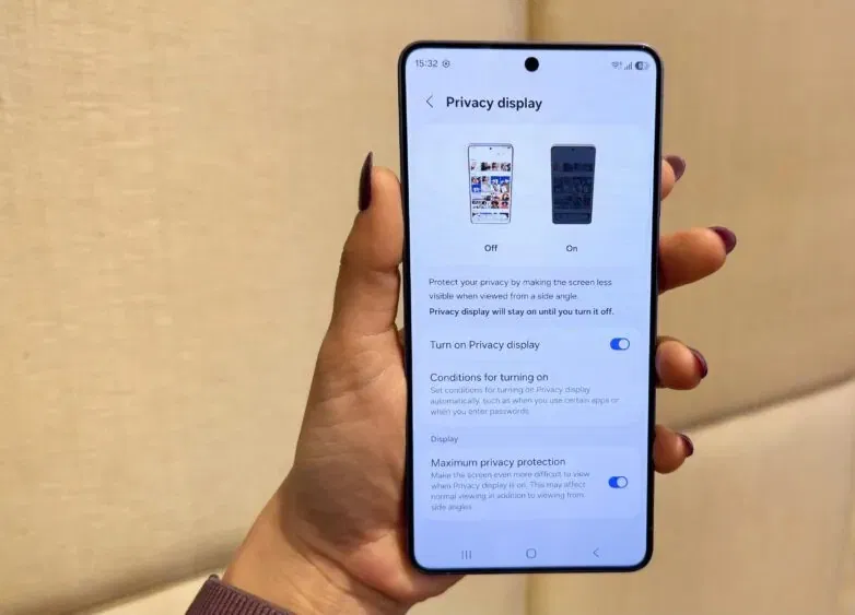 Samsung Galaxy S26 Ultra sở hữu màn hình Dynamic AMOLED 6.9 inch 2K+, độ sáng tối đa khoảng 2.600 nits, tích hợp chế độ chống nhìn trộm để hạn chế người xung quanh nhìn thấy nội dung (Ảnh: Internet) Samsung Galaxy S26 Ultra sở hữu màn hình Dynamic AMOLED 6.9 inch 2K+, độ sáng tối đa khoảng 2.600 nits, tích hợp chế độ chống nhìn trộm để hạn chế người xung quanh nhìn thấy nội dung (Ảnh: Internet)