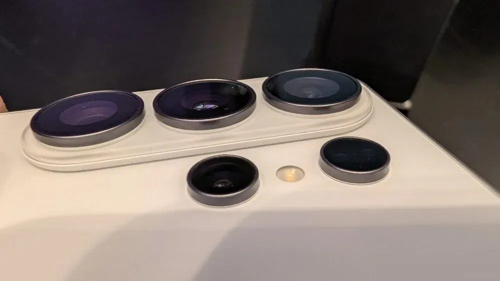 Samsung Galaxy S26 Ultra sở hữu camera chính 200MP khẩu độ f/1.4 cho khả năng thu sáng tốt, hỗ trợ zoom quang học 3x và 5x. Hệ thống camera này mang lại ảnh chi tiết cao, xóa phông tự nhiên và quay video ổn định hơn nhờ tính năng khóa đường chân trời (Ảnh: Internet) Samsung Galaxy S26 Ultra sở hữu camera chính 200MP khẩu độ f/1.4 cho khả năng thu sáng tốt, hỗ trợ zoom quang học 3x và 5x. Hệ thống camera này mang lại ảnh chi tiết cao, xóa phông tự nhiên và quay video ổn định hơn nhờ tính năng khóa đường chân trời (Ảnh: Internet)