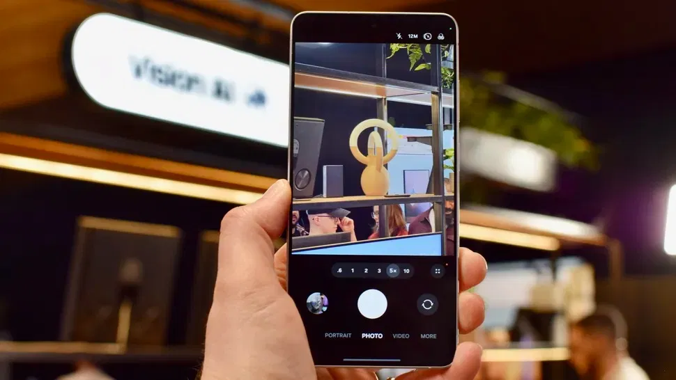 Samsung Galaxy S26 Ultra cải thiện khả năng chống rung khi quay video, với tính năng khóa đường chân trời giúp khung hình ổn định hơn khi di chuyển (Ảnh: Internet) Samsung Galaxy S26 Ultra cải thiện khả năng chống rung khi quay video, với tính năng khóa đường chân trời giúp khung hình ổn định hơn khi di chuyển (Ảnh: Internet)