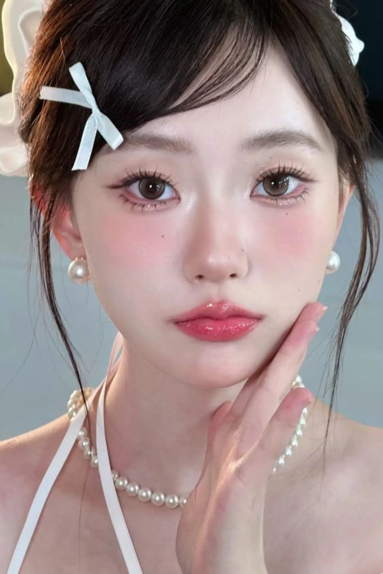 Những làn da trắng có tông lạnh thường hợp với các gam màu thiên hồng hoặc có ánh xanh nhẹ