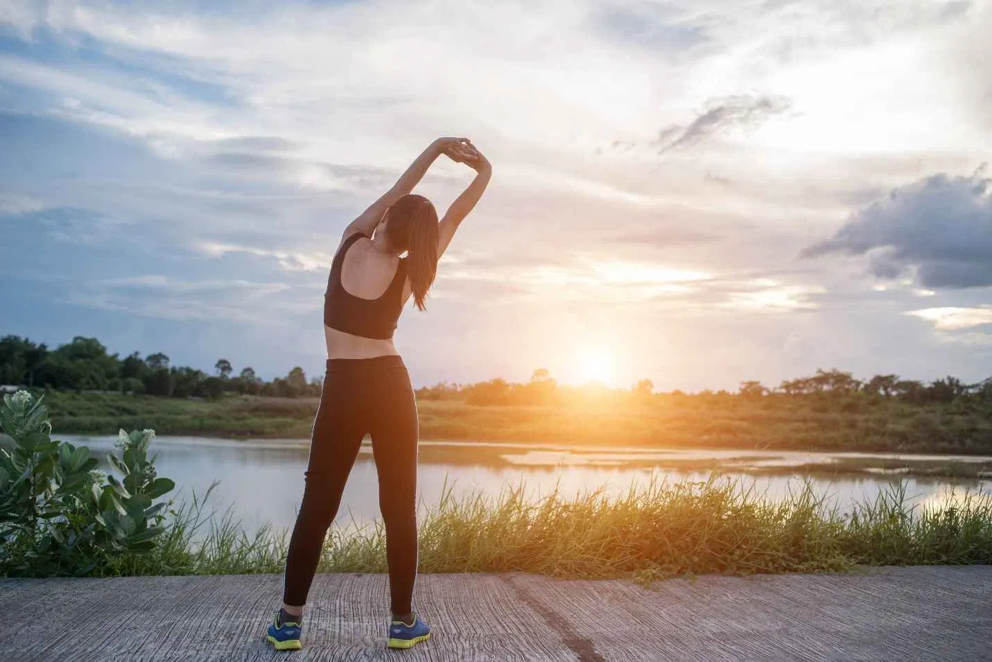 Tập thể dục buổi sáng giúp kích thích tuần hoàn máu, giảm hormone căng thẳng và cải thiện tâm trạng