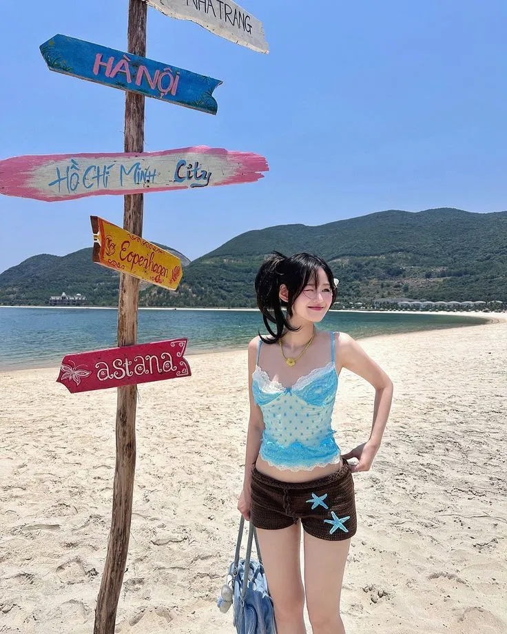 Áo croptop y2k + Quần shorts