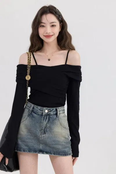 Phối chân váy jean năng động cơ bản (Nguồn: Internet) Phối chân váy jean năng động cơ bản (Nguồn: Internet)