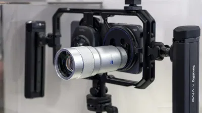Điện thoại vivo X300 Ultra với phụ kiện camera (Ảnh: Internet) Điện thoại vivo X300 Ultra với phụ kiện camera (Ảnh: Internet)