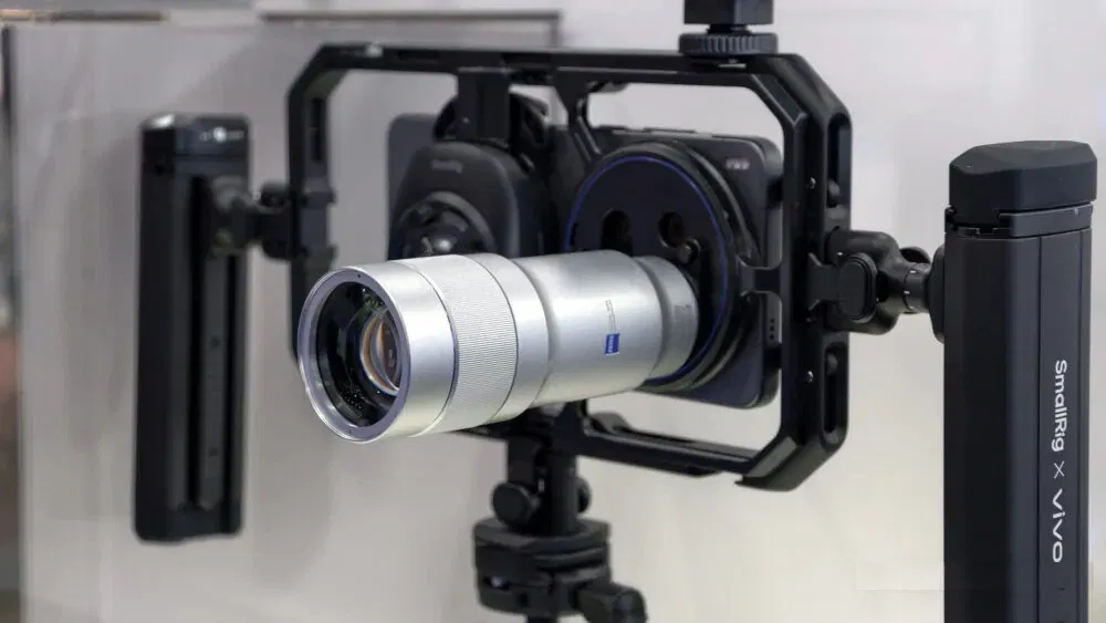 Điện thoại vivo X300 Ultra với phụ kiện camera (Ảnh: Internet)