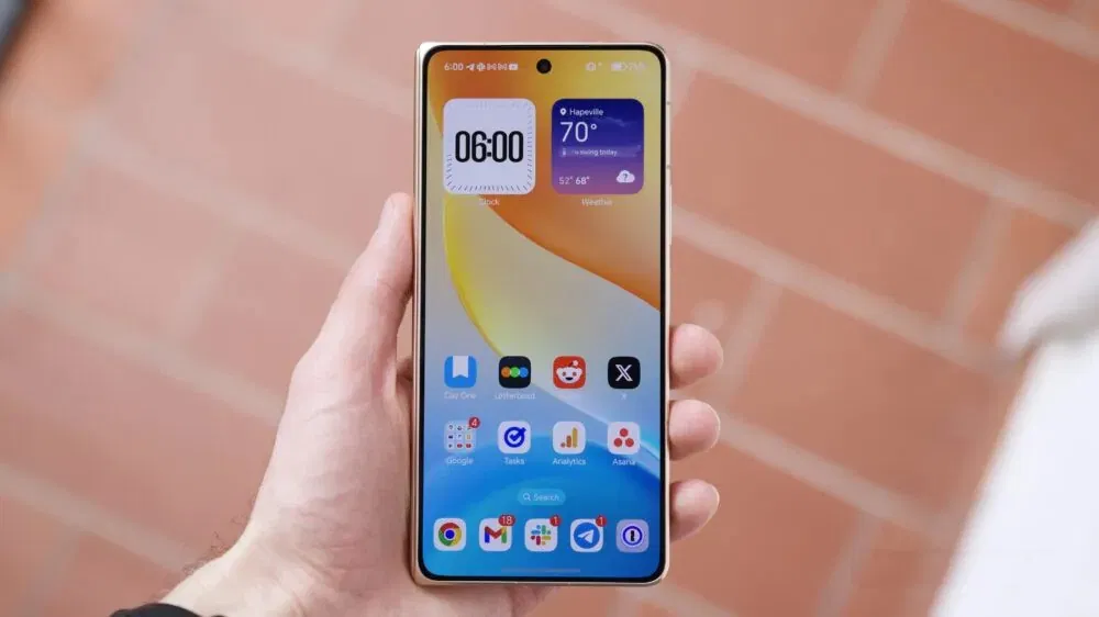 Điện thoại HONOR Magic V6 với màn hình ngoài đang bật (Ảnh: Internet)