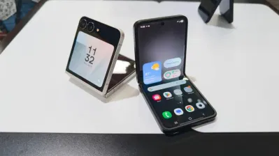 Điện thoại màn hình gập Galaxy Z Flip 7 FE với màu Đen và Trắng (Ảnh: Internet) Điện thoại màn hình gập Galaxy Z Flip 7 FE với màu Đen và Trắng (Ảnh: Internet)