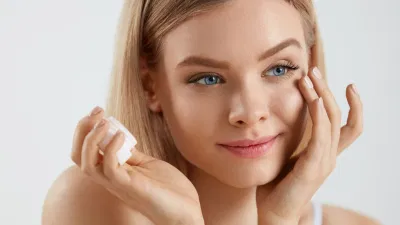 Chăm sóc da hằng ngày là bước quan trọng giúp giảm thiểu quầng thâm mắt