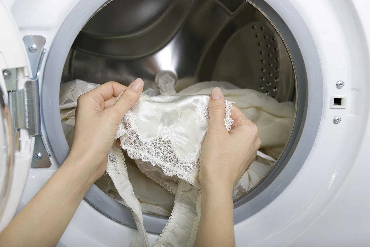 Nên kiểm tra túi quần áo
