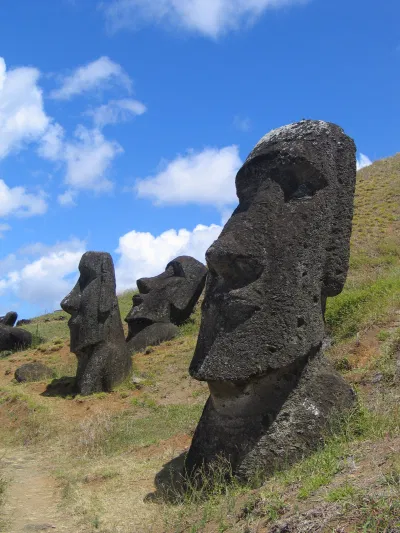 Tượng Moai. Nguồn: Internet Tượng Moai. Nguồn: Internet