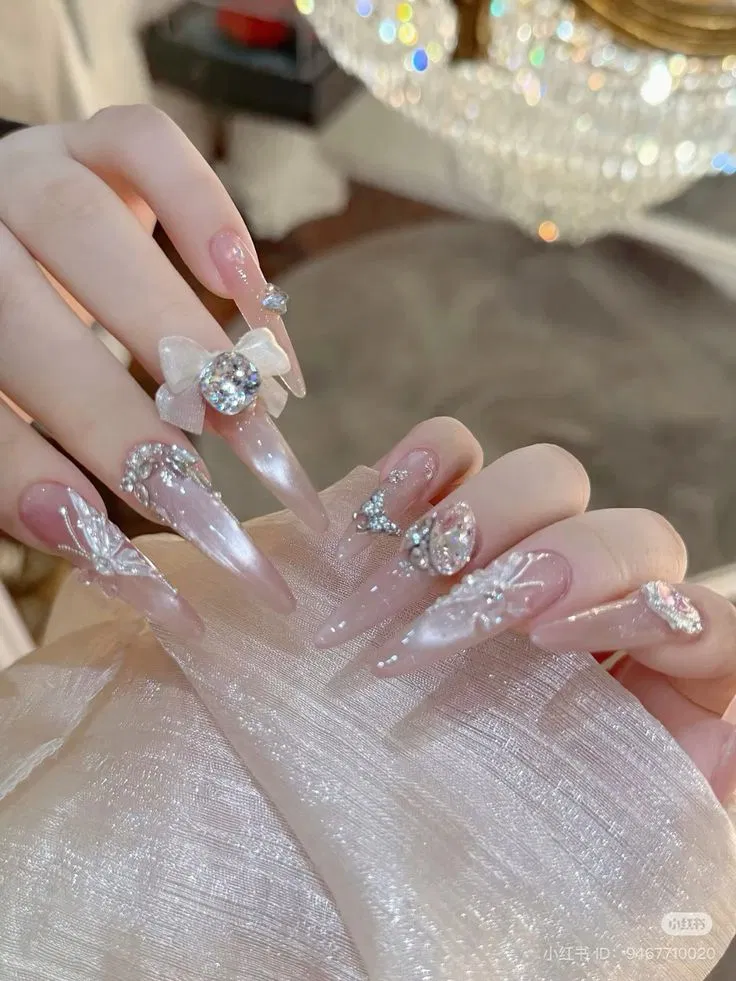 Đính kèm nơ bản lớn và đá