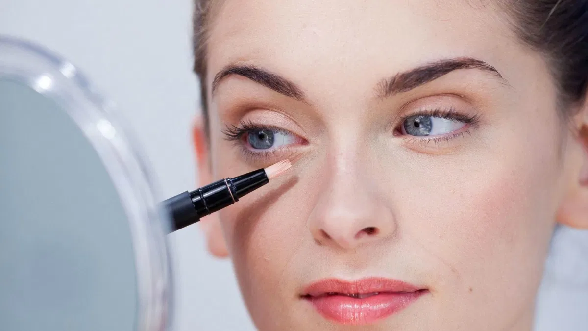 Trang điểm là giải pháp nhanh chóng giúp cải thiện quầng thâm