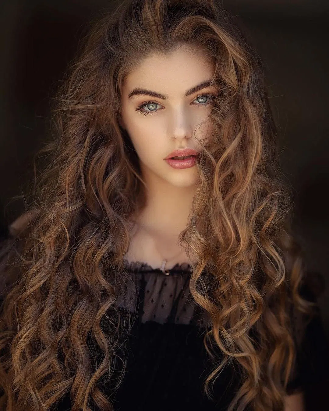 Sóng tóc “beach waves” là một trong những đặc trưng dễ nhận biết nhất của phong cách boho