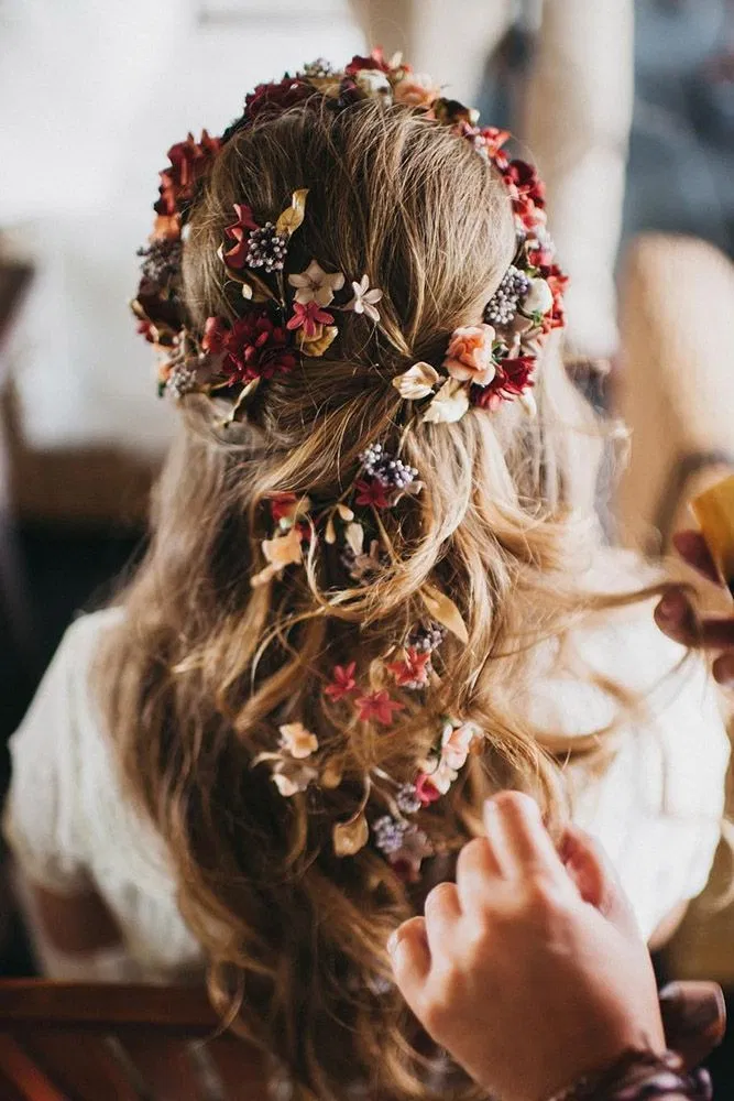 Một mái tóc boho sẽ không trọn vẹn nếu thiếu đi các phụ kiện mang hơi thở thiên nhiên
