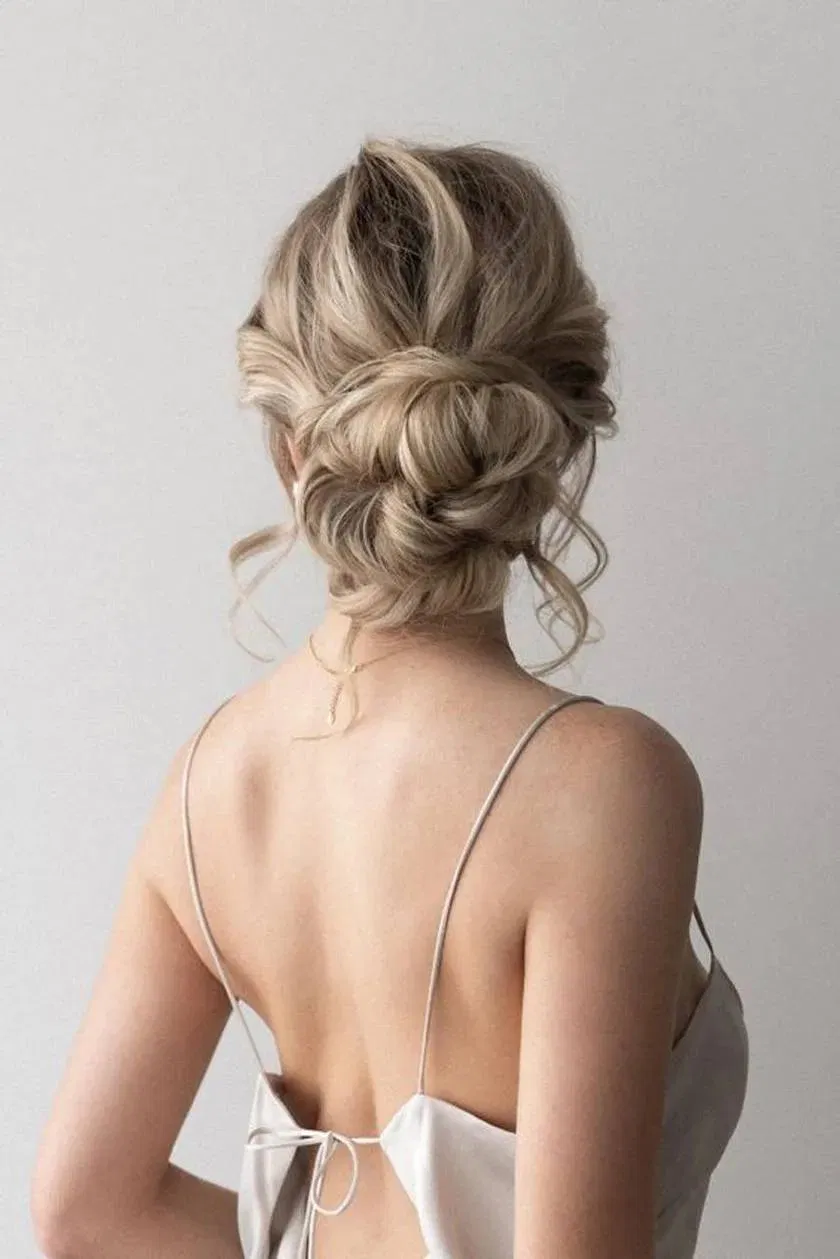 Một trong những kiểu tóc đặc trưng nhất của boho chính là búi tóc rối