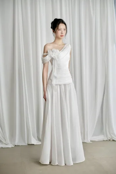 Váy Chiffon trắng lệch vai
