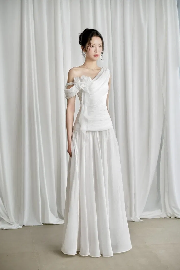 Váy Chiffon trắng lệch vai