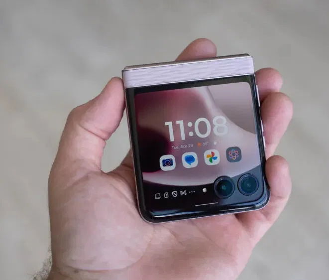 Điện thoại Motorola Razr 2026 mẫu cơ bản (Ảnh: Internet) Điện thoại Motorola Razr 2026 mẫu cơ bản (Ảnh: Internet)