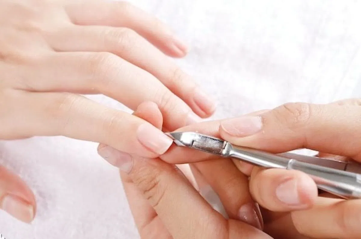 Để móng "nghi" là lúc bạn nên tập trung phục hồi và nuôi dưỡng móng từ bên trong lẫn bên ngoài