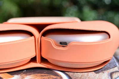 Hộp đựng thông minh đưa AirPods Max 2 vào trạng thái "tiết kiệm năng lượng cực thấp" (Ảnh: Internet) Hộp đựng thông minh đưa AirPods Max 2 vào trạng thái "tiết kiệm năng lượng cực thấp" (Ảnh: Internet)